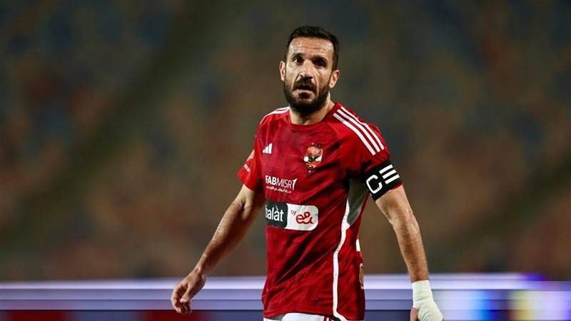 لاعب الأهلي علي معلول