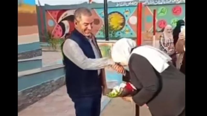 معلمة تقبل يد زوجها